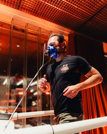 VO₂max test on the treadmill with a breathing mask