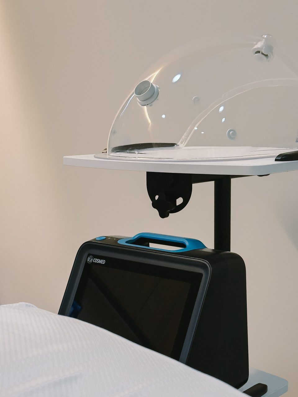 Clear breathing hood above the bed, below it the measuring device